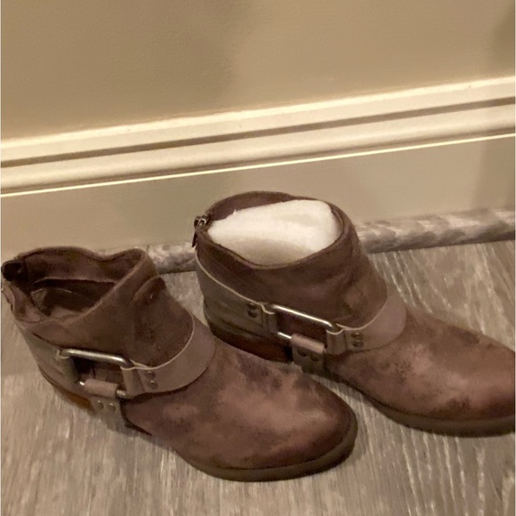 NEW NOT RATED FINCH BOHO RODEO DISTRESSED SLOUCHY HARNESS ANKLE BOOTIE IN TAUPE - Picture 5 of 9